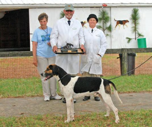 Why Worry Grantham ’06 sets the family example as grand champion of the 2009 Carolinas Hound Show. Beaming proudly from left to right are Joint Masters Lynn Dillard, George Thomas, and Jeanie Thomas.