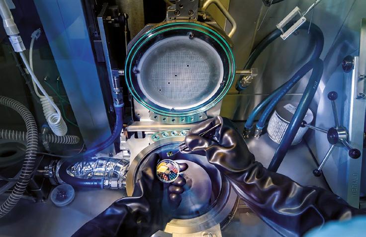 TUE researchers squeeze light from silicon