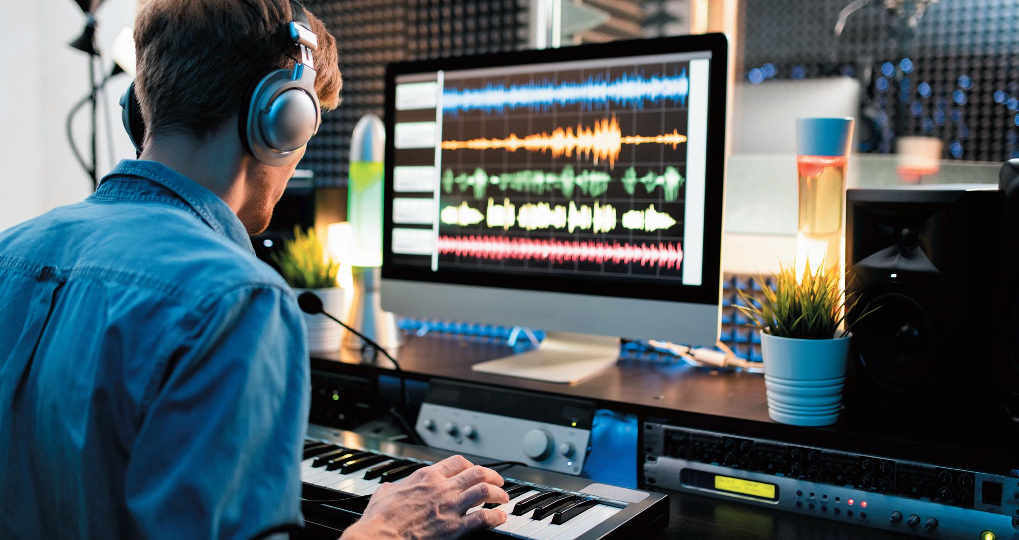 Музыкальный аранжировщик. Davinci resolve монтаж. Звукорежиссер на студии. Рабочее место монтажера. Компьютер видеомонтаж.
