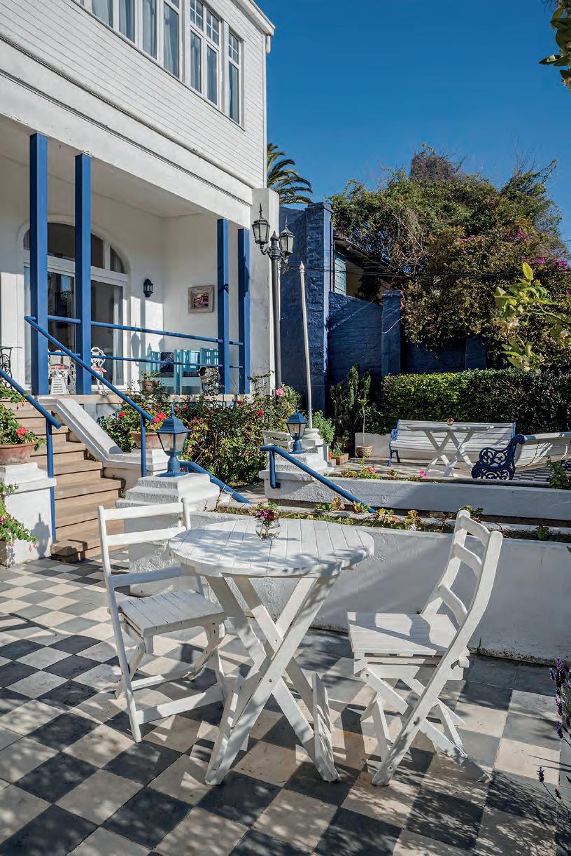 Hermoso platos decorativos para la venta en la calle en Sidi Bou