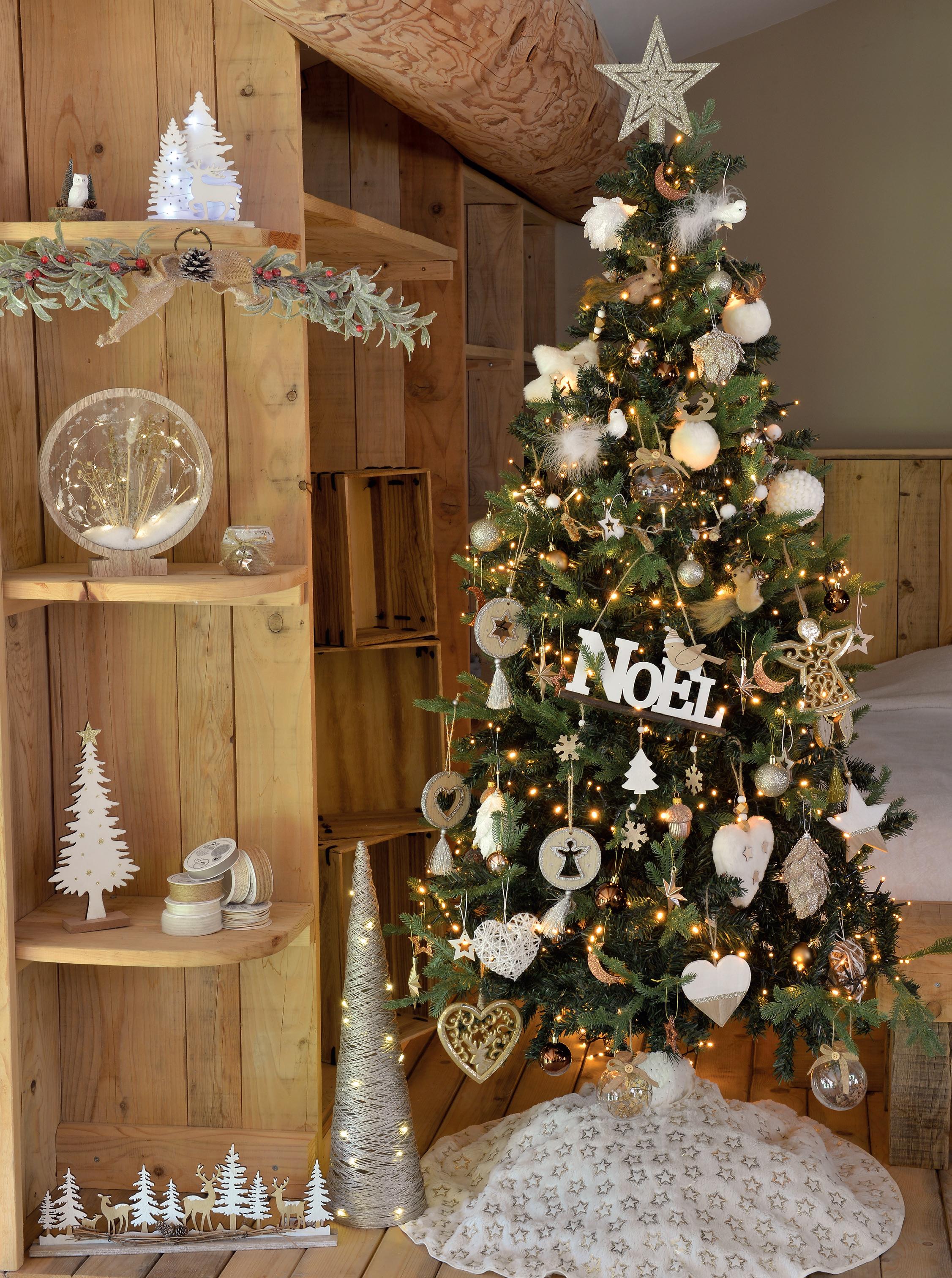 Un Ensemble De Jouets Faits Main D'arbre De Noël Faits Du Crochet Dans Un  Plateau En Bois Avec L'allemand. Style Champêtre Photo stock - Image du  métier, décoration: 202933542