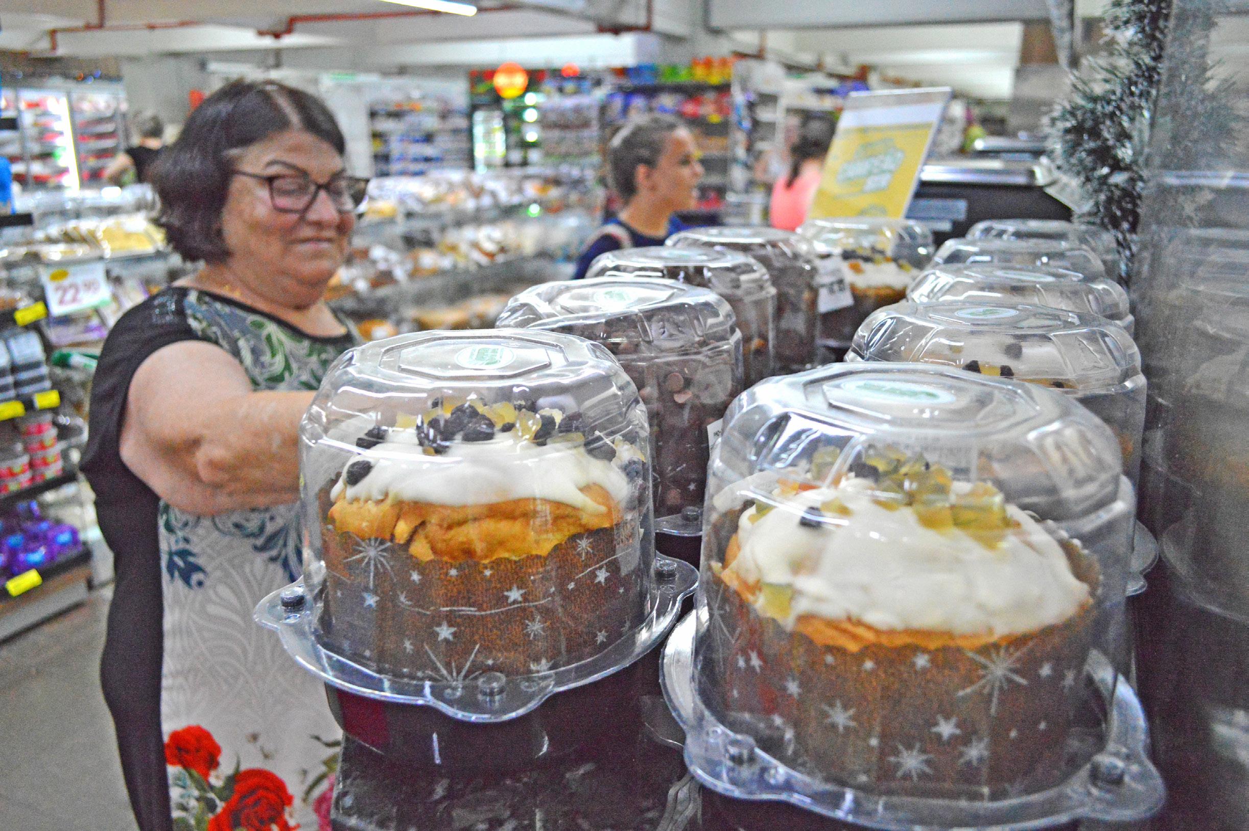 O que significa A Piece of Cake em Inglês? - Inglês com Tio Baum