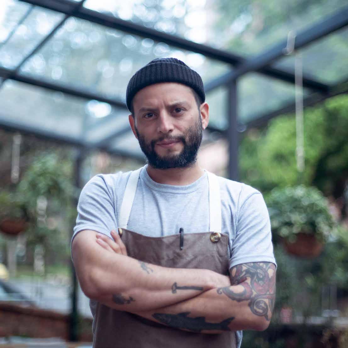 Cerdo desmechado con salsa picante de tamarillo, sobre arepa “oreja de