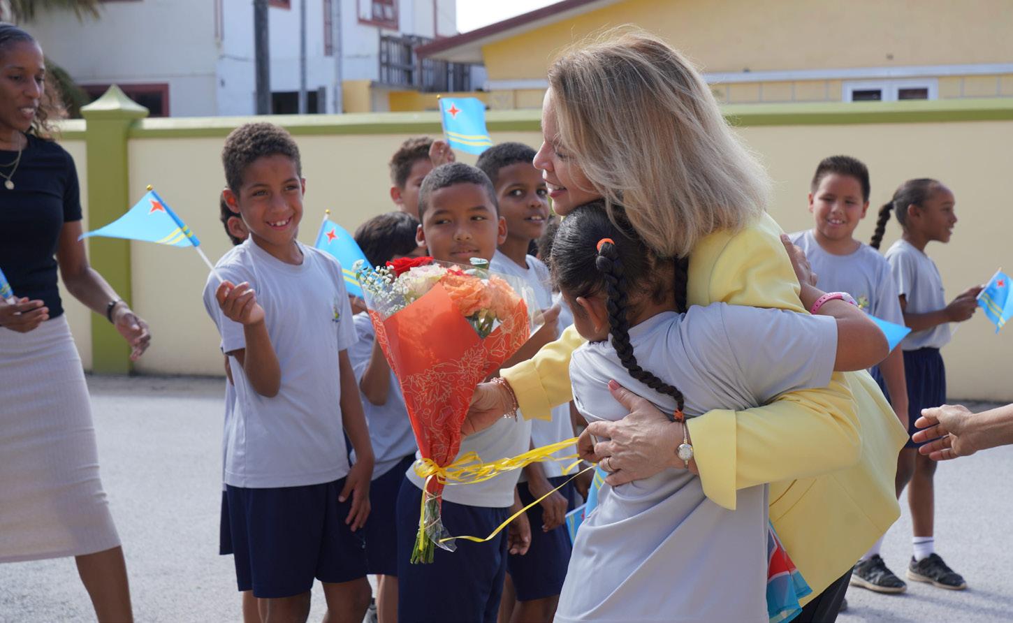 Cover for En conexion cu Dia di Betico, Prome Minister ta bishita e scol cu el a bay como mucha MUCHANAN DI ROSA COLLEGE CU ENTUSIASMO A RICIBI PROME MINISTER