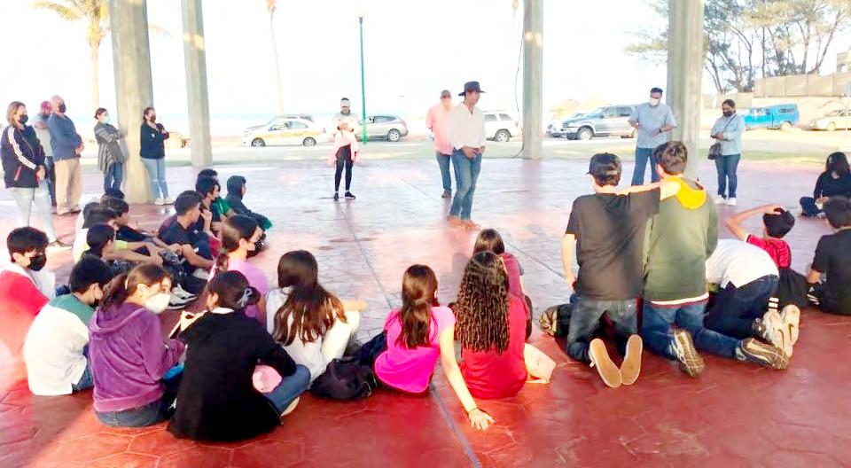 Cover for arrojan arena y basura a orillas de playa Miramar