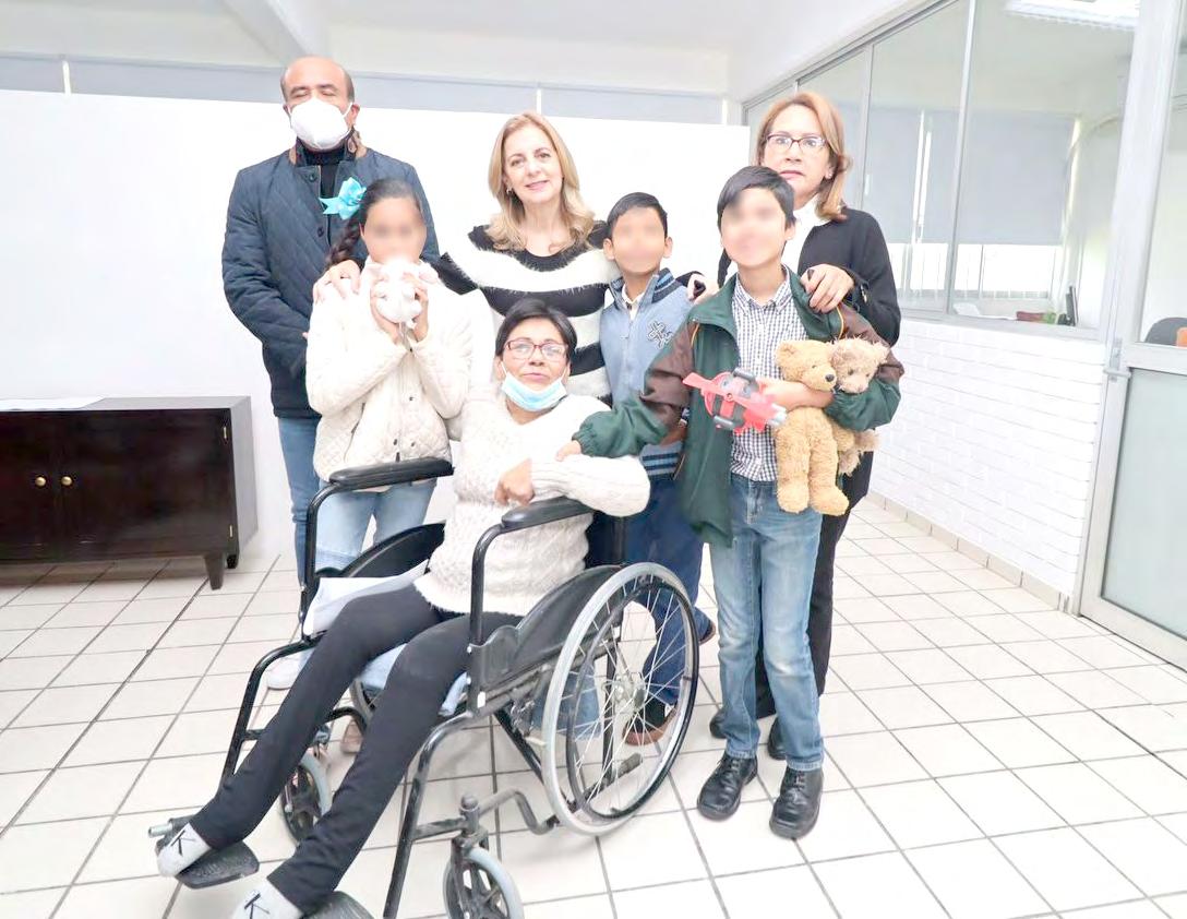 Cover for Exigen a CFE el servicio de clase mundial por el que se está pagando