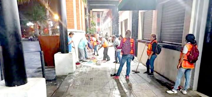 Cover for bloquean otra vez muelle de metales