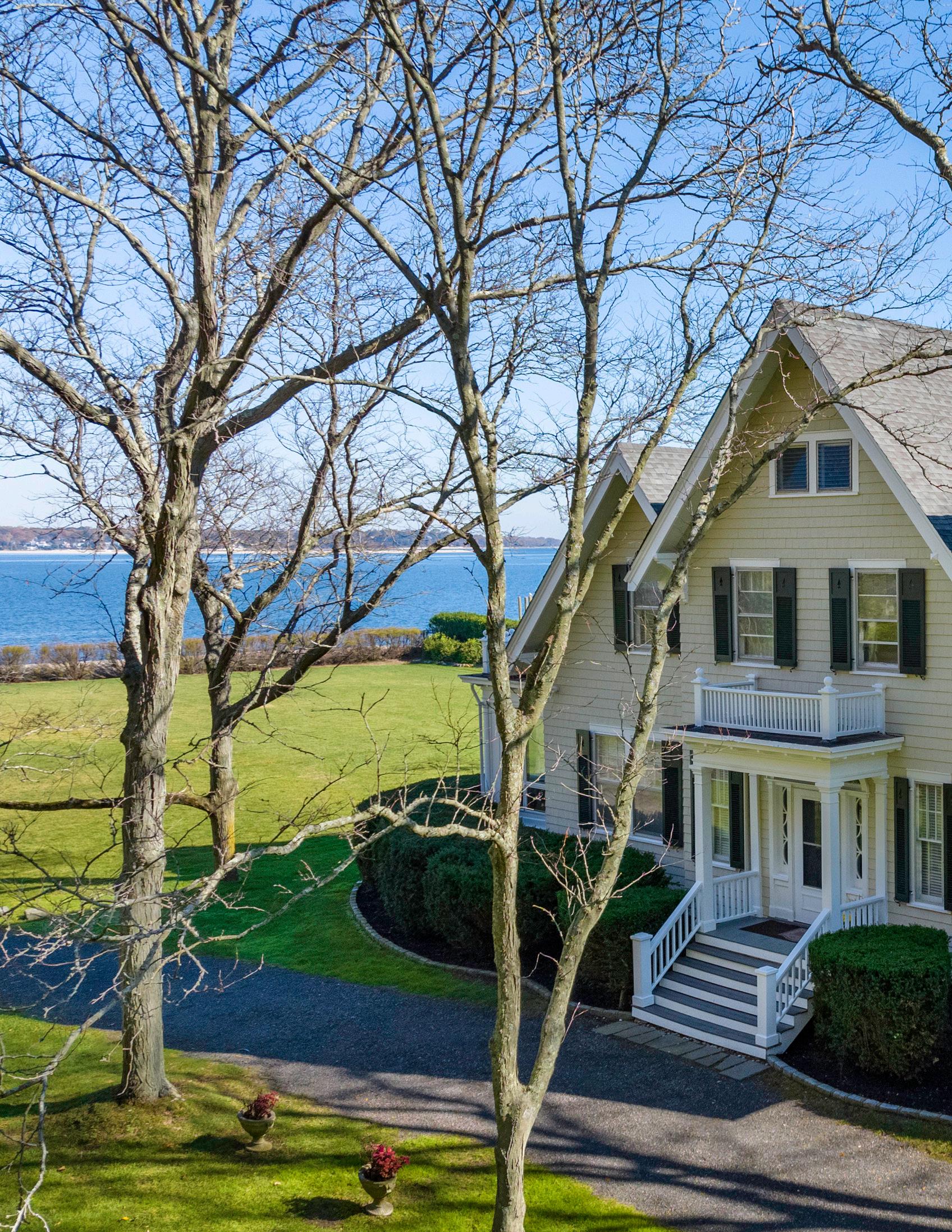 13 Beach Road, Huntington Bay by Daniel Gale Sotheby's International