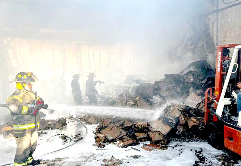Cover for incendio consume 7 bodegas en Azcapotzalco
