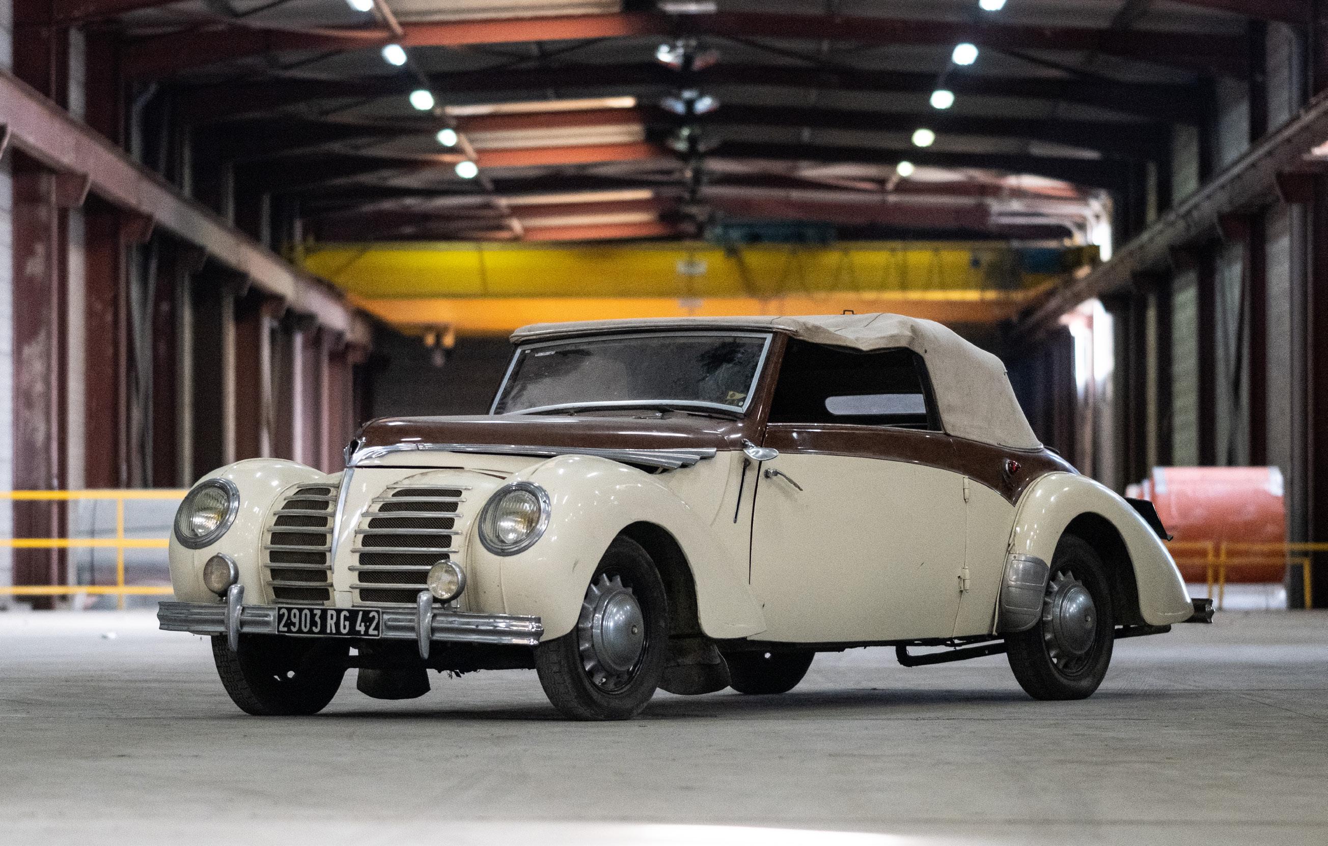 Détails D'un Gros Plan De Voiture Vintage. Pour Faire De La Publicité. Le  Miroir D'une Voiture De Collection D'une Classe Représentative Du Milieu Du  Siècle Dernier Banque D'Images et Photos Libres De