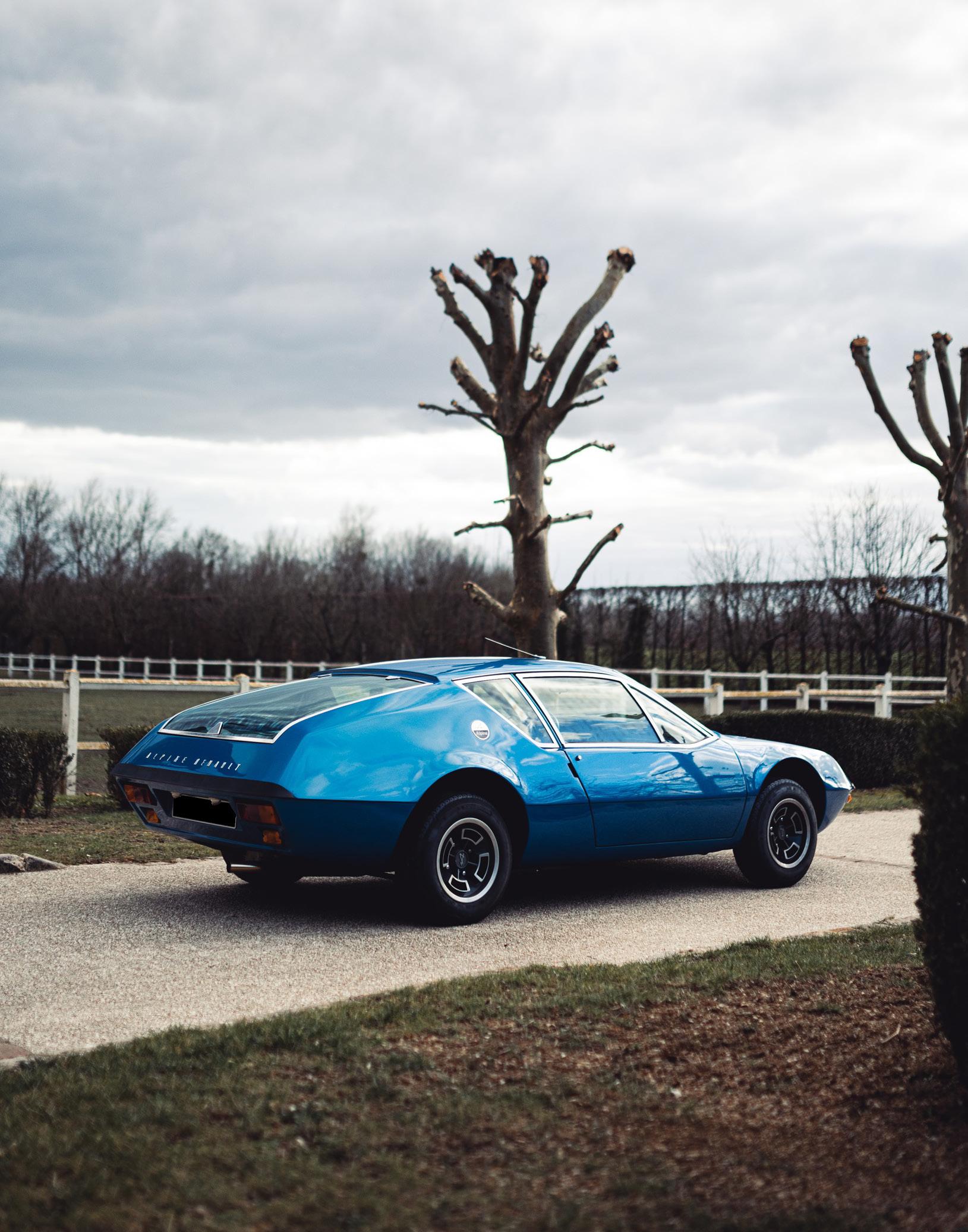 Porte-clés émaillé chromé Renault Alpine A310 bleue.