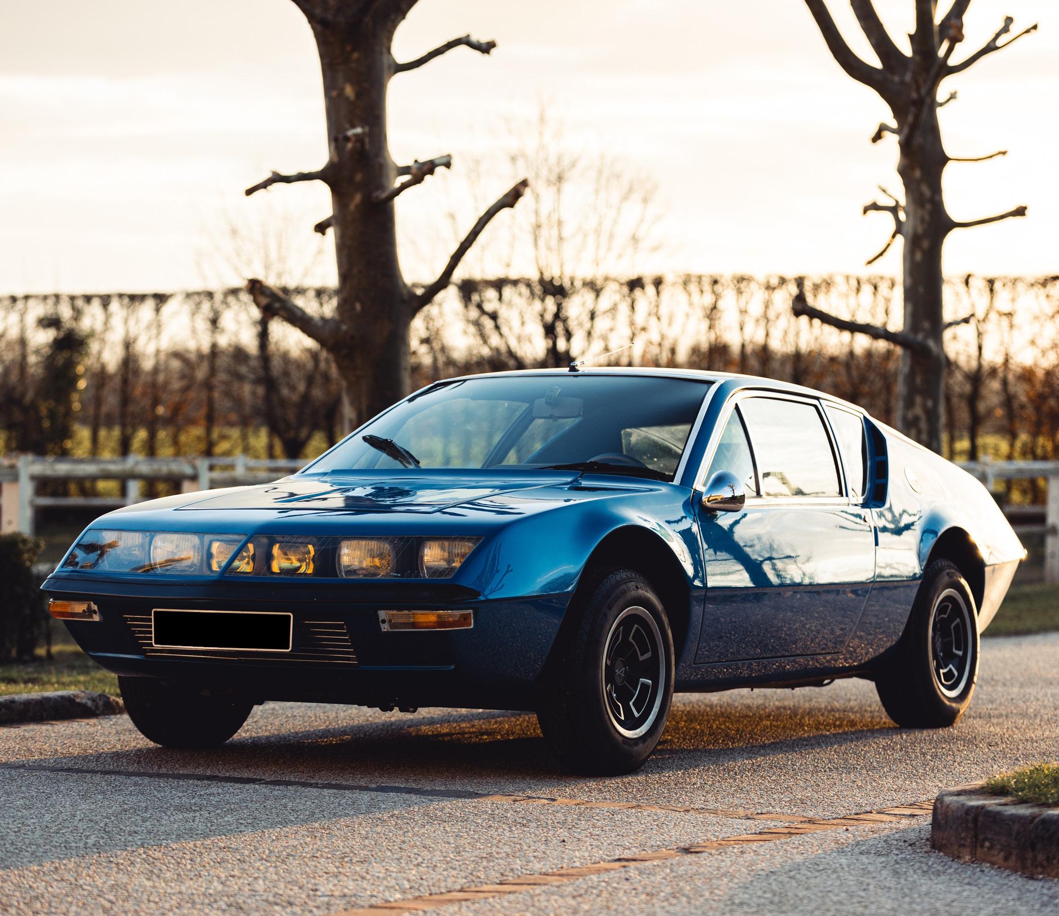 Porte-clés émaillé chromé Renault Alpine A310 bleue.