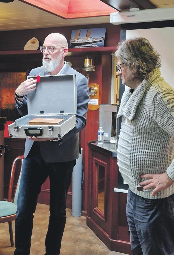 CBR Schenkt examenmateriaal aan vereniging De Binnenvaart