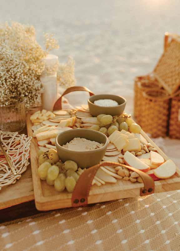 Wicker Picnic Basket On Classic Car Stock Photo - Download Image Now -  Vintage Car, Basket, Car - iStock