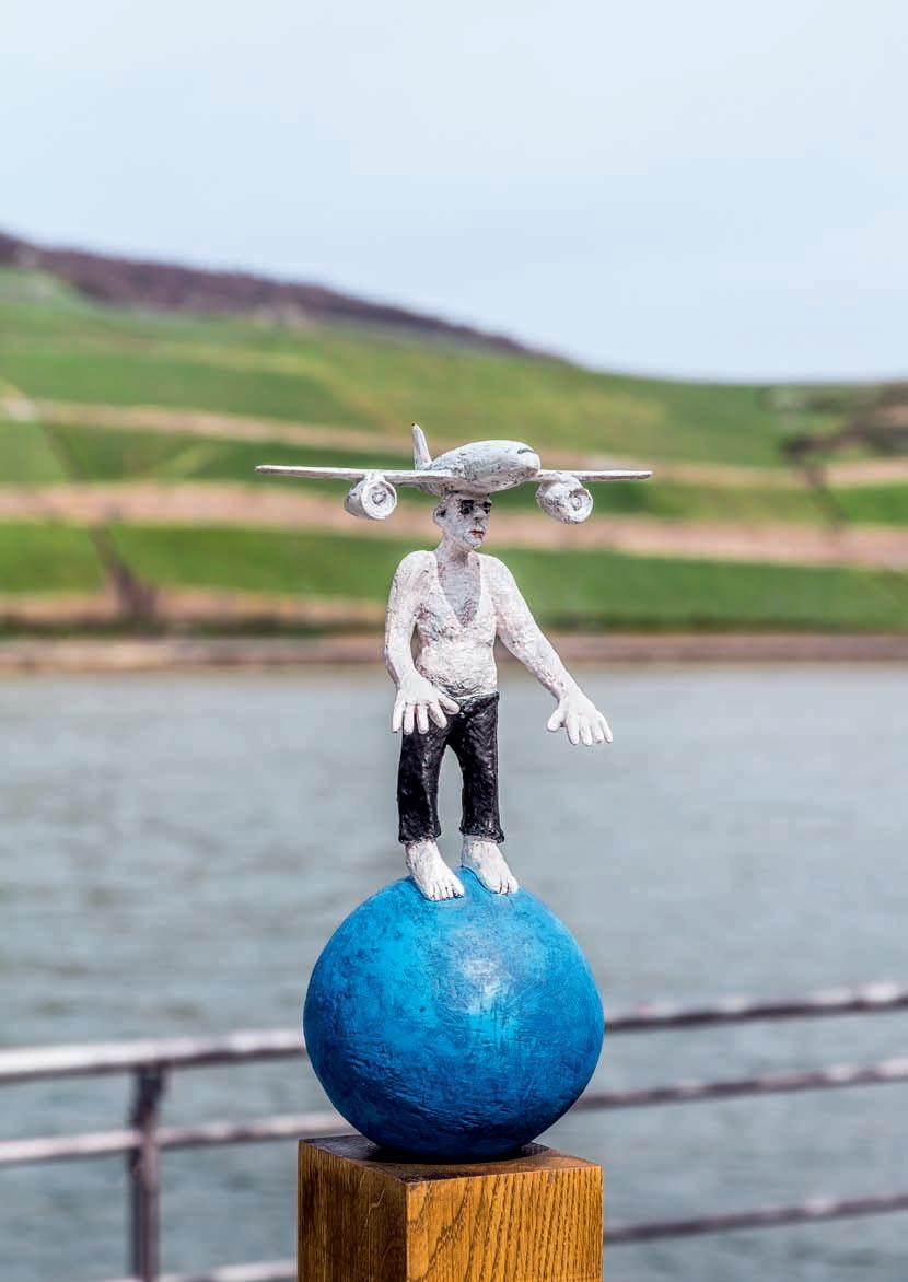 Yaponiyalik xo‘jayin mehmonga kelganida uy egasining xotini bilan jinsiy aloqada bo‘lgan. Sadomaso kiyinish qisqichlari bilan onlayn