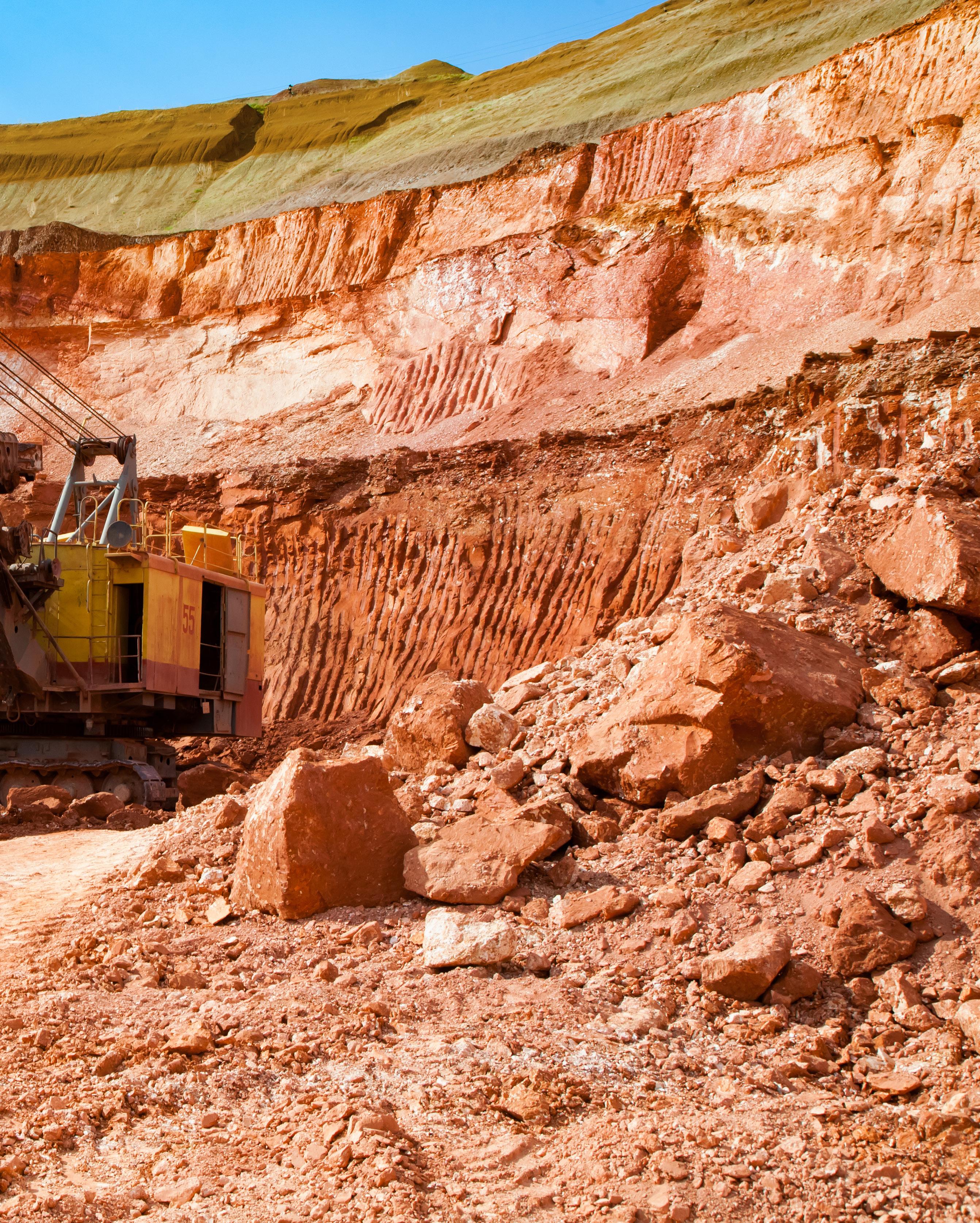 Compagnie des bauxites de guinée Mining Outlook issue 2 by Outlook