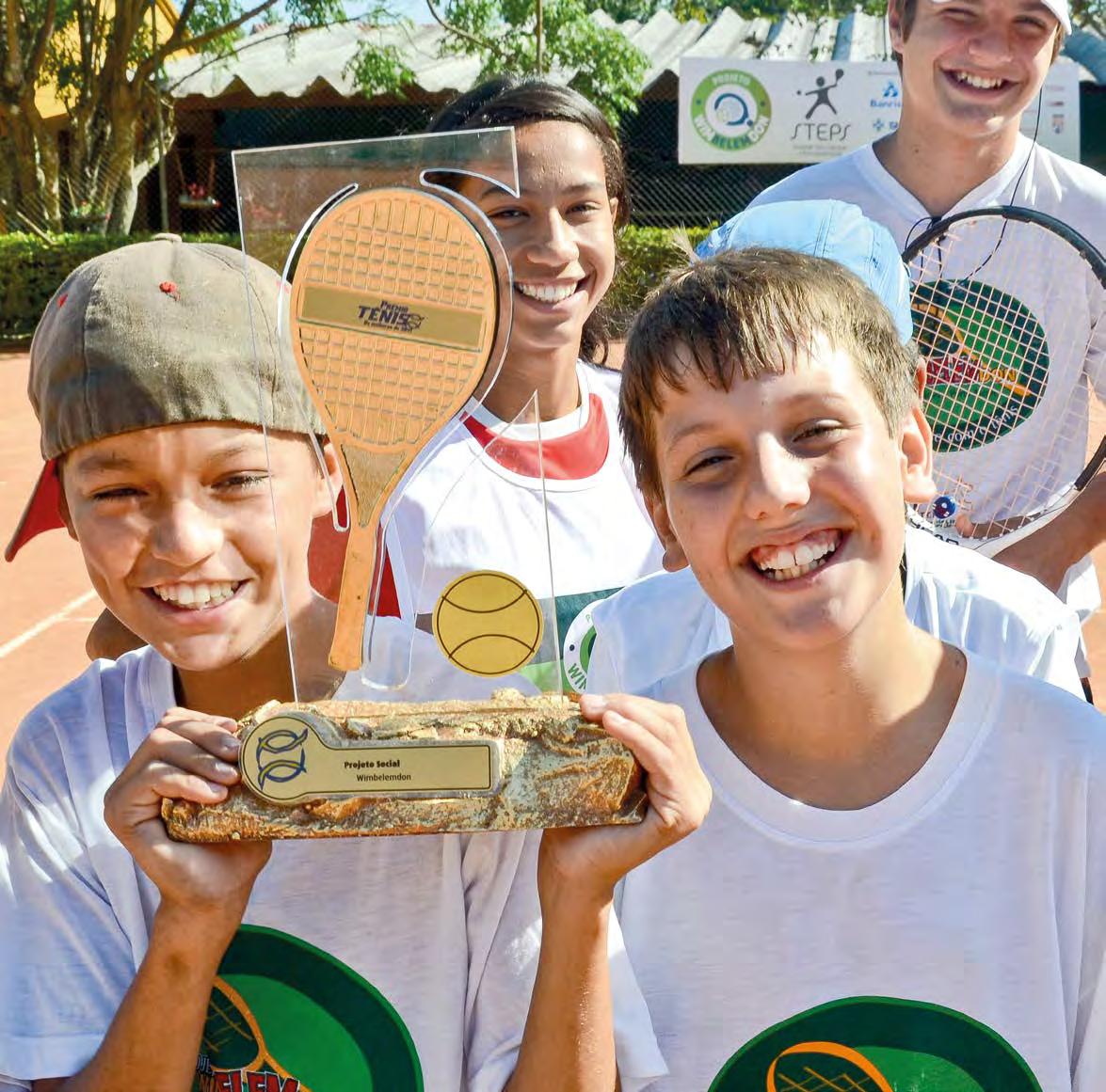 Olá tenistas juvenis que sonham em jogar profissionalmente