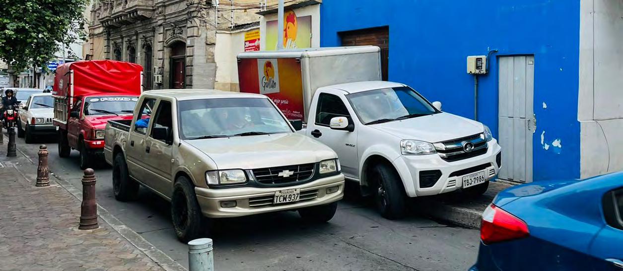 Cover for Carros parqueados en las aceras, un problema sin fin