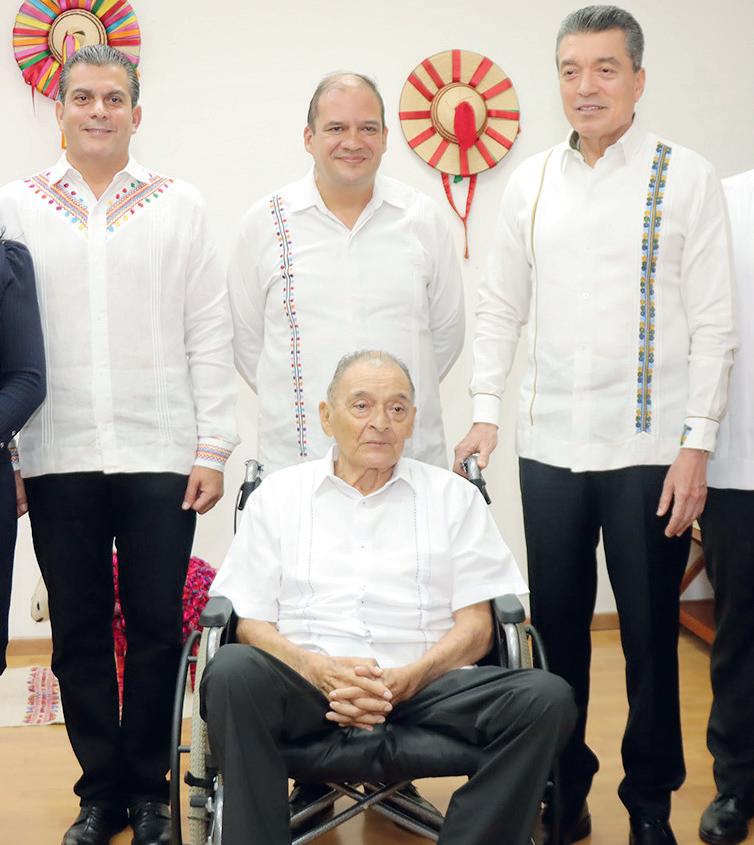 Cover for Rutilio Escandón impone Medalla “Rosario Castellanos” al doctor Roberto Gómez Alfaro