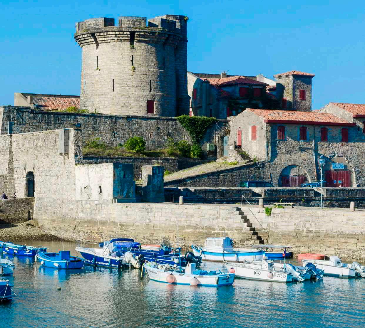 Garde-corps métallique de sécurité sur une route rurale Photo Stock - Alamy