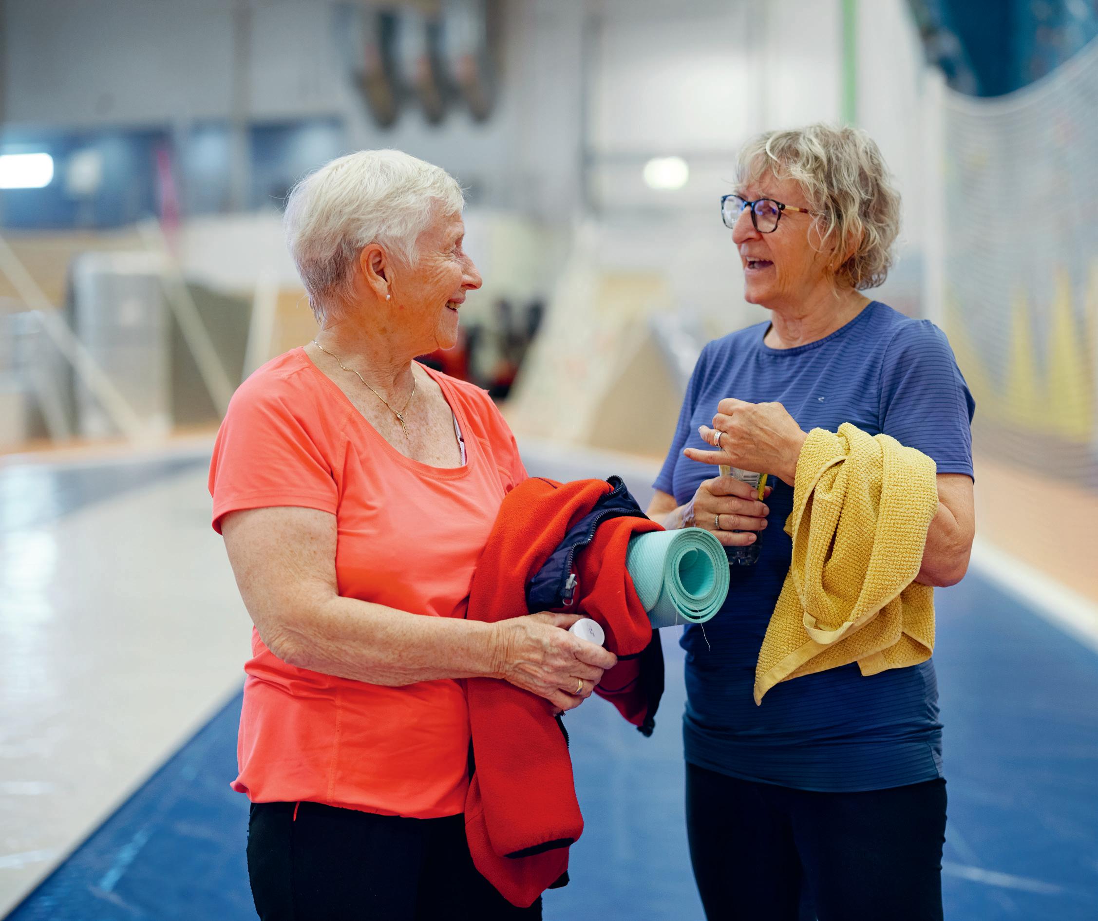 To senior kvinner er klar for trening i Vår energi arena Sandneshallen. 