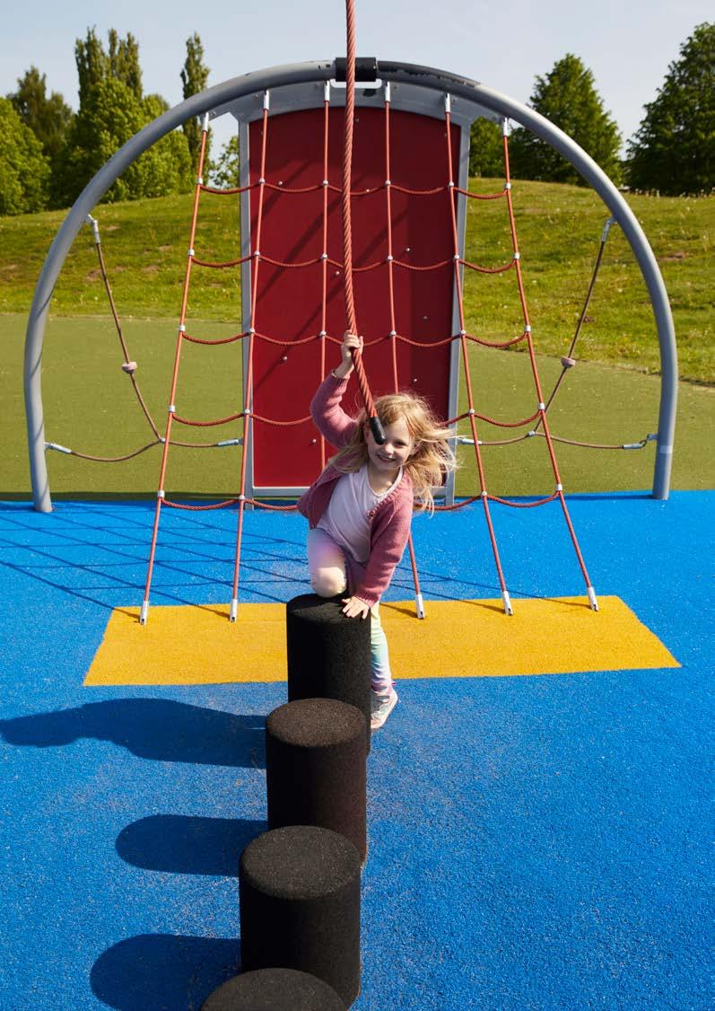 Ein Prospekt mit Fotos von Spielgeräten.