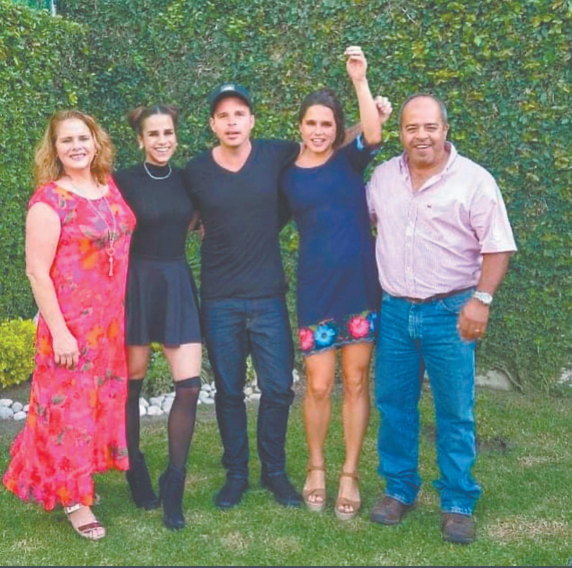 Maripily: \, image size:1958x1946