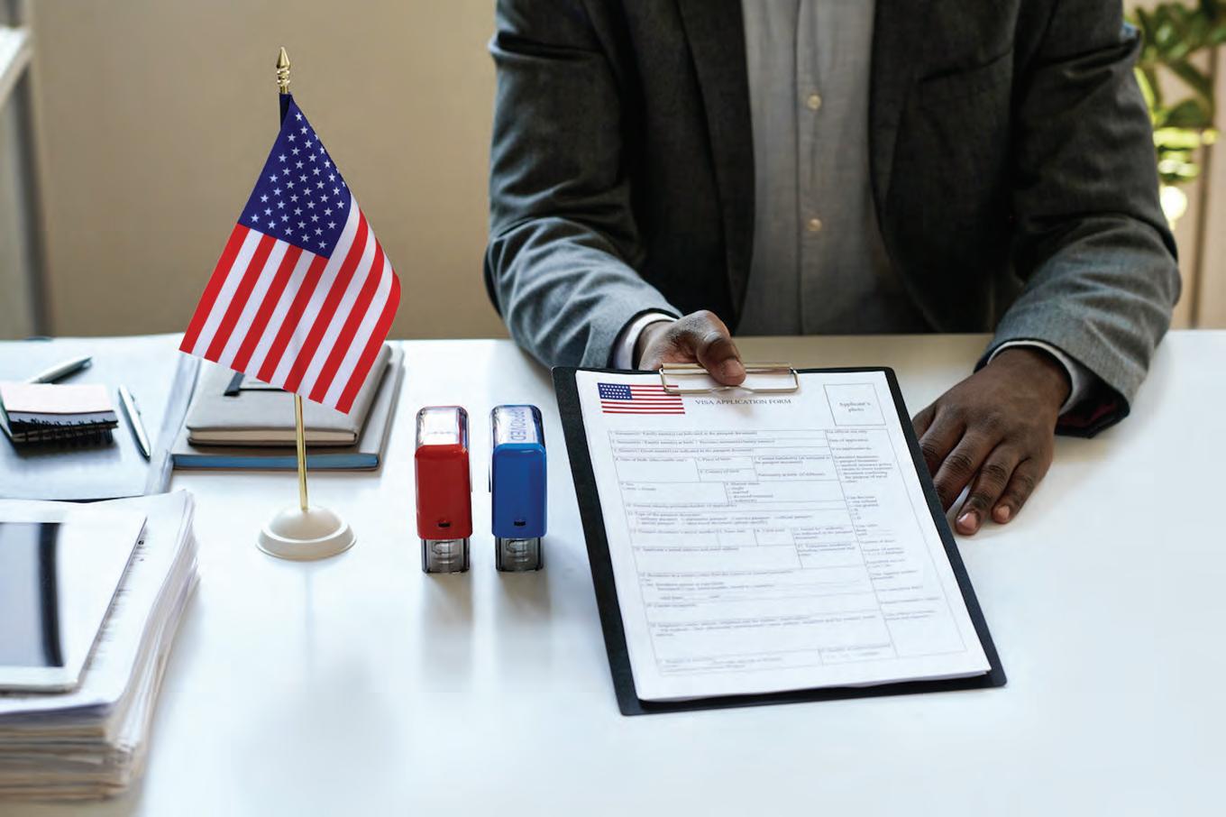 El espíritu patriótico. Hombre patriótico con bandera americana el día de  la independencia. Empresario barbudo siendo patriótico para USA. El  americano promedio no es más que patriótico. — Foto de stock #329191046 ©  stetsik, image size:1360x906