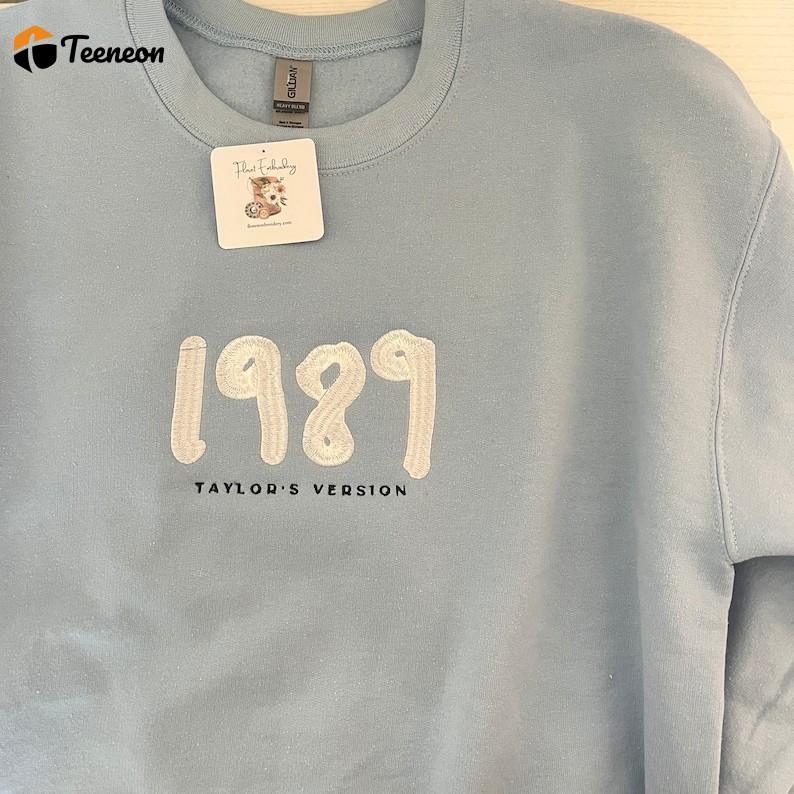 【新品未使用】Taylor Swift Gray 1989 Crewneck Get the Stylish Taylor Swift 1989 Embroidered Shirt